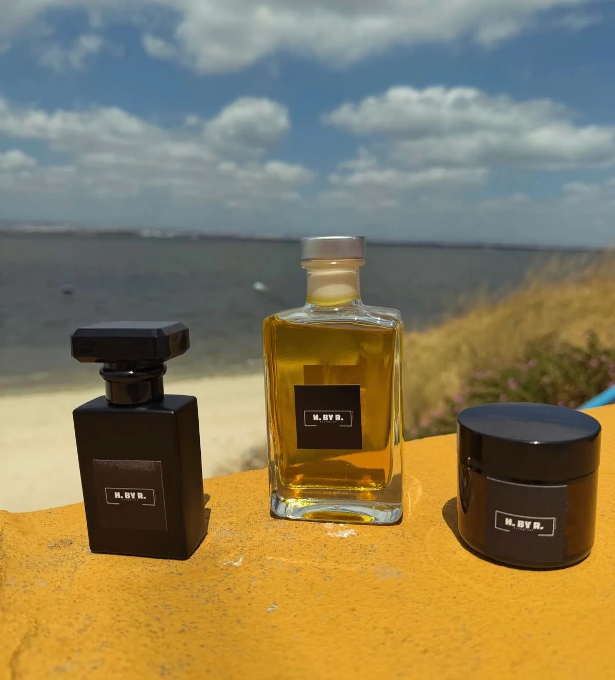 Os três formatos da gama H.By.R, frasco de perfume, essência e creme