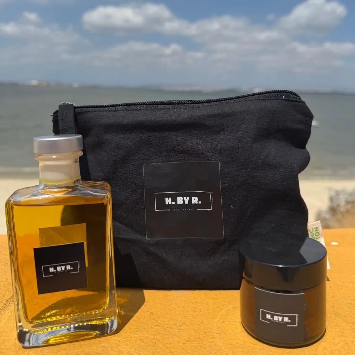 Kit de essência e creme H.By.R na bolsa de tecido da marca
